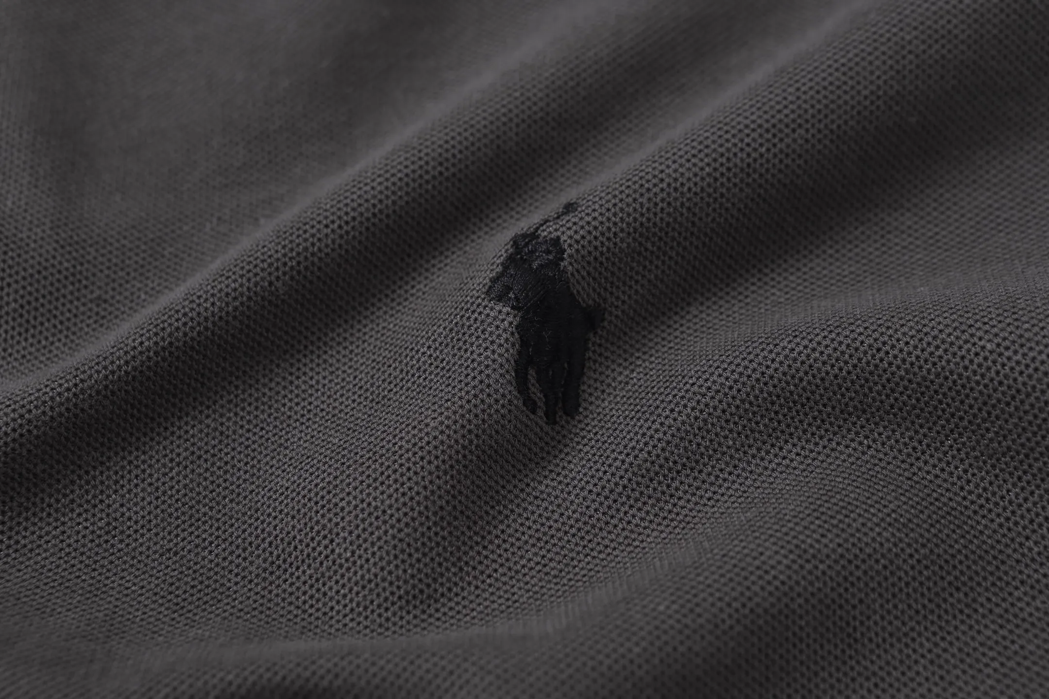 P146 Style No.: A013 [Ralph Lauren Classic Logo Embroidered Polo Shirt] ✅250g fine cotton pique fabric, custom-woven and dyed threads ✅Original stickers Scan the QR code to enter the official website ✅Large version, loose and stylish, can wear up to 210 pounds Color: Black White Navy Blue Sky Blue Dark Gray Floral Gray Size: S-XL